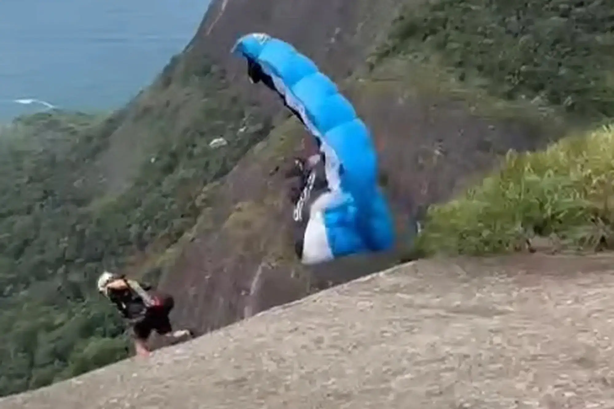 Jose fell off the cliff (@‌eduardotchao/Instagram)