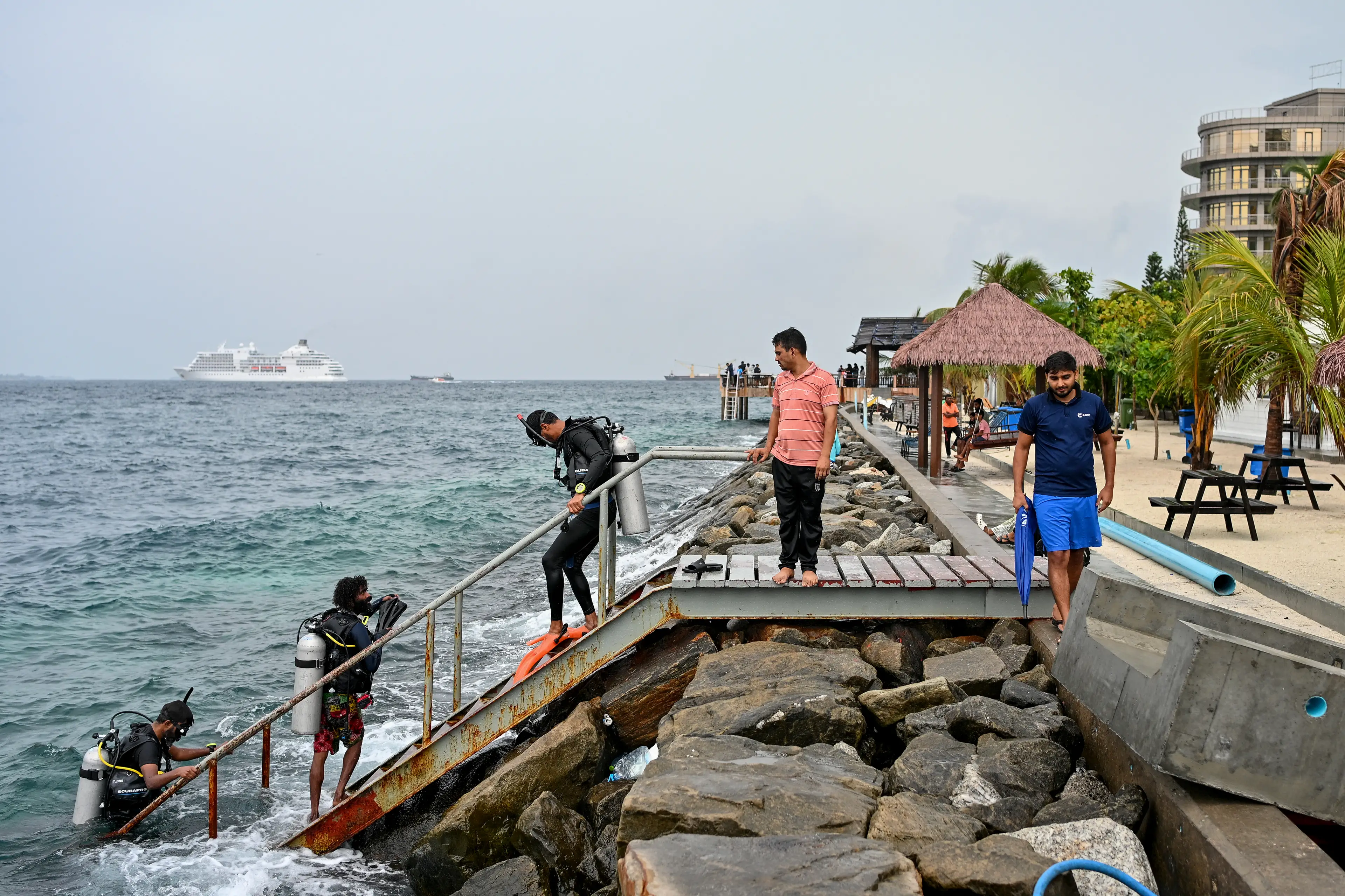 The operation to recover the scuba team's bodies has resulted in the death of a military diver (Mohamed Afrah / AFP via Getty Images)