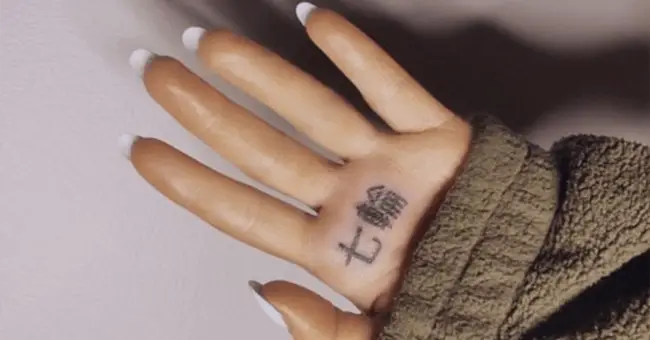 Ariana Grande's finger tattoo wasn't what she thought it would be (Instagram/@arianagrande)