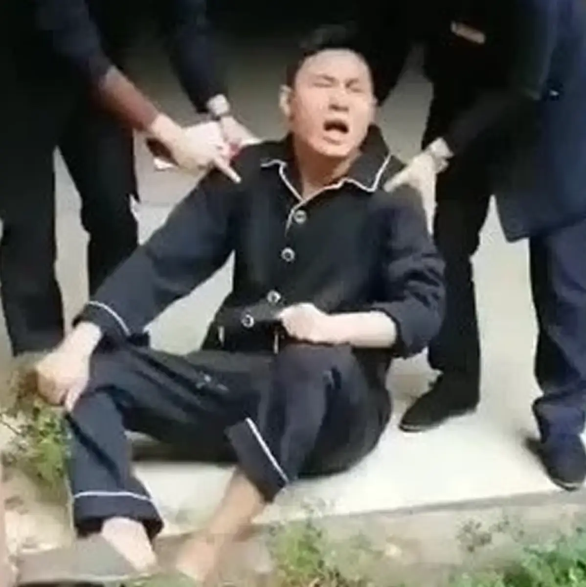Zhang was shown to be sobbing after throwing his children out of the apartment.