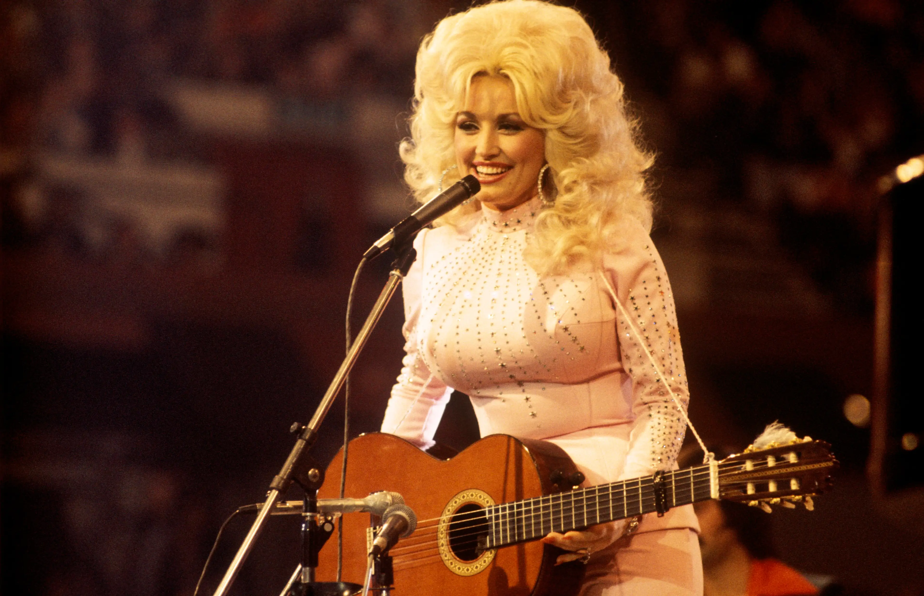 Dolly Parton never publicly shared her political views. (David Redfern/Redferns)