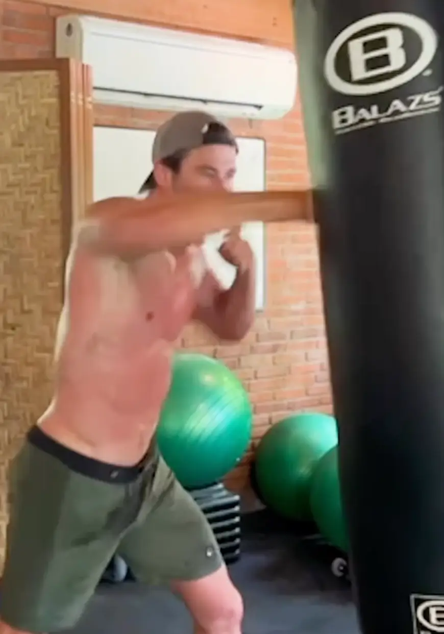 Hemsworth posted a video of his 'little session'.