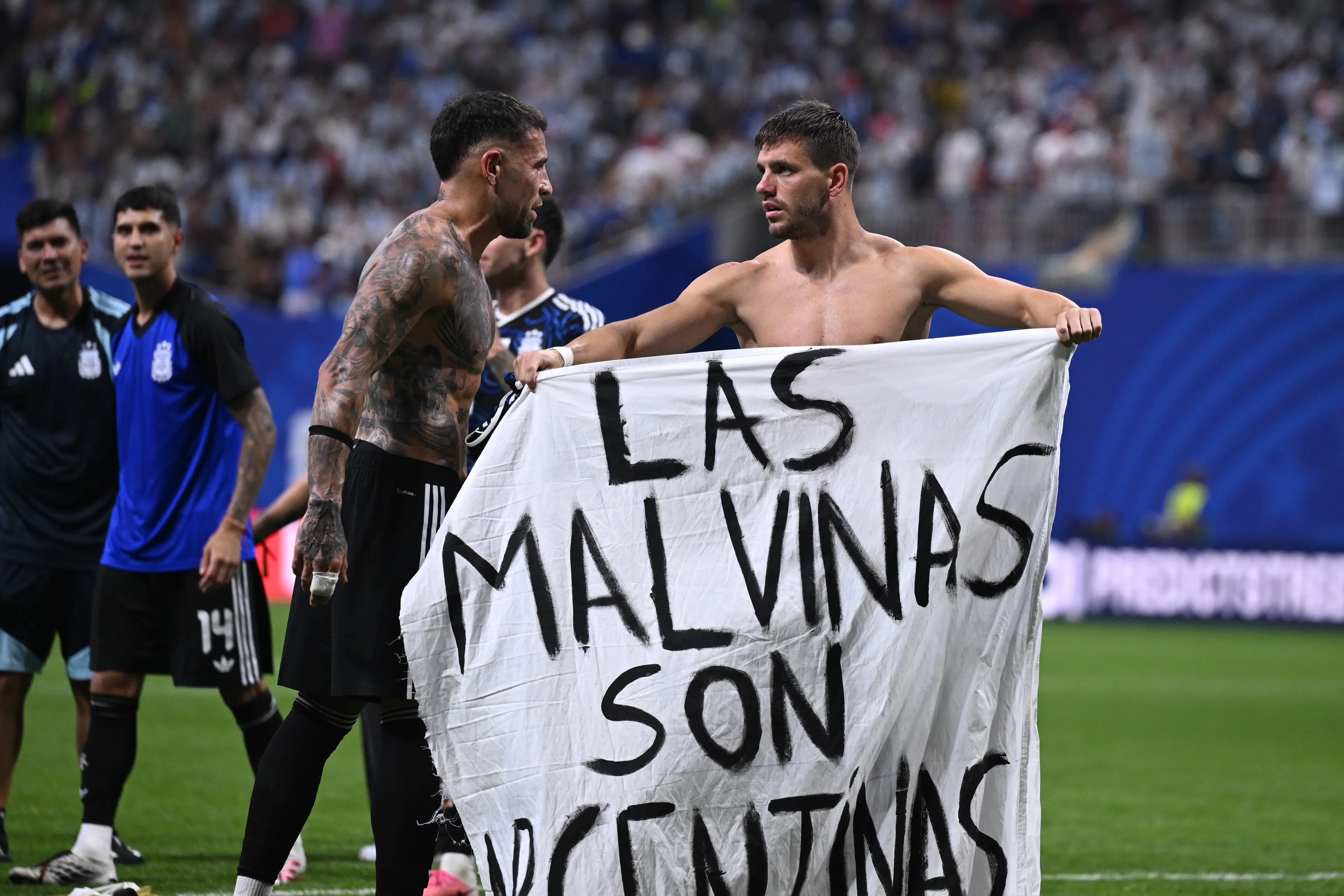 Giovani Lo Celso of Argentina celebrates wth banner during the FIFA World Cup 2026 Semi Final match between England and Argentina (Image Photo Agency/Getty Images)
