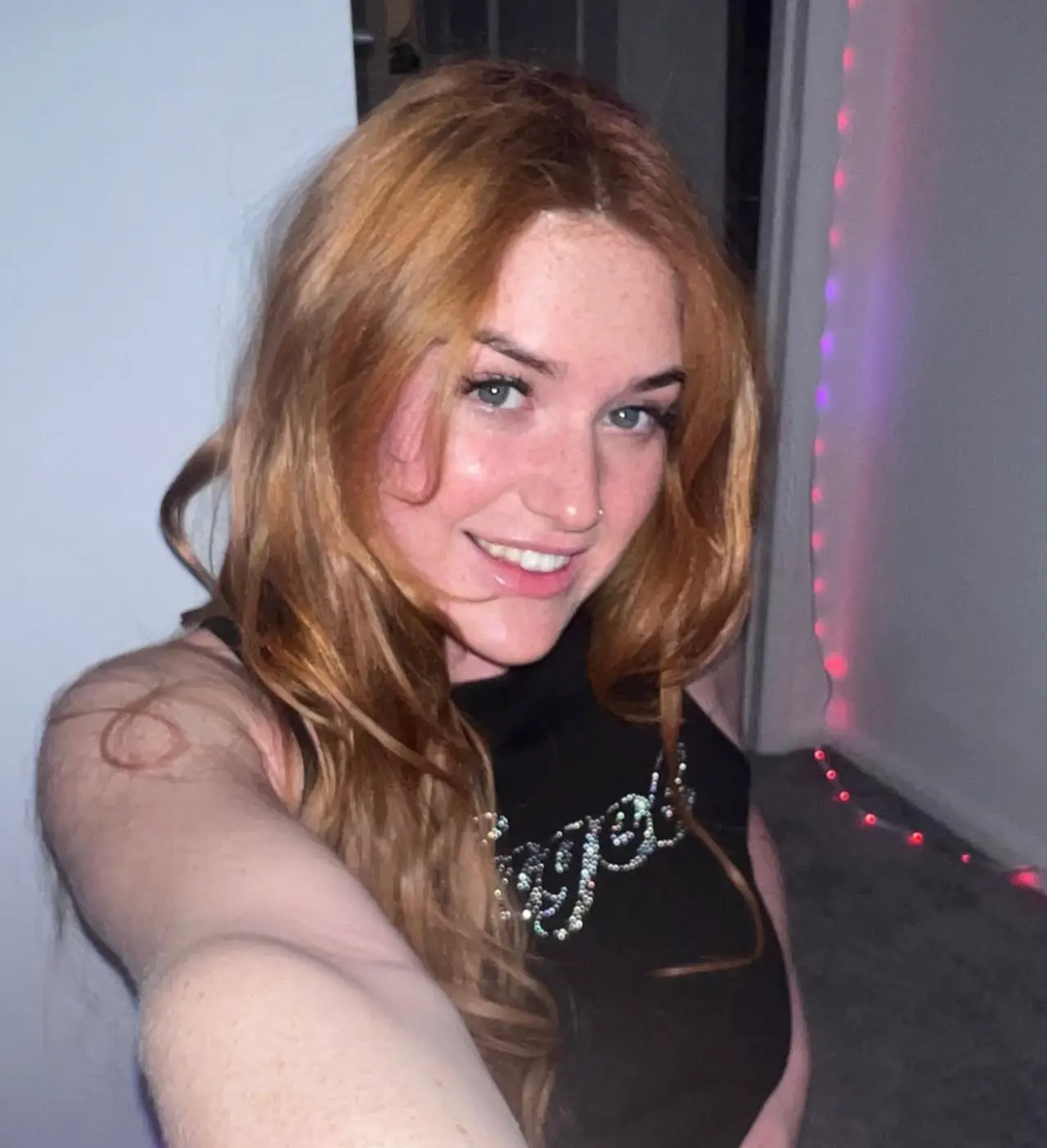 Annie Charlotte was just 16 years old when she was told she has two vaginas (Instagram/Annieecharlotte)