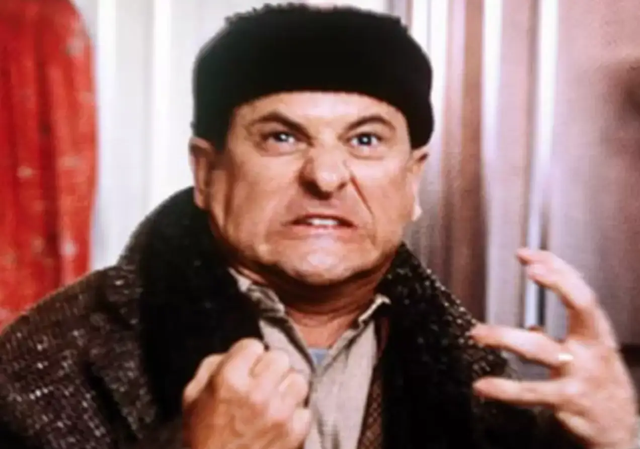 Kevin has to defend his home from the Wet Bandits.