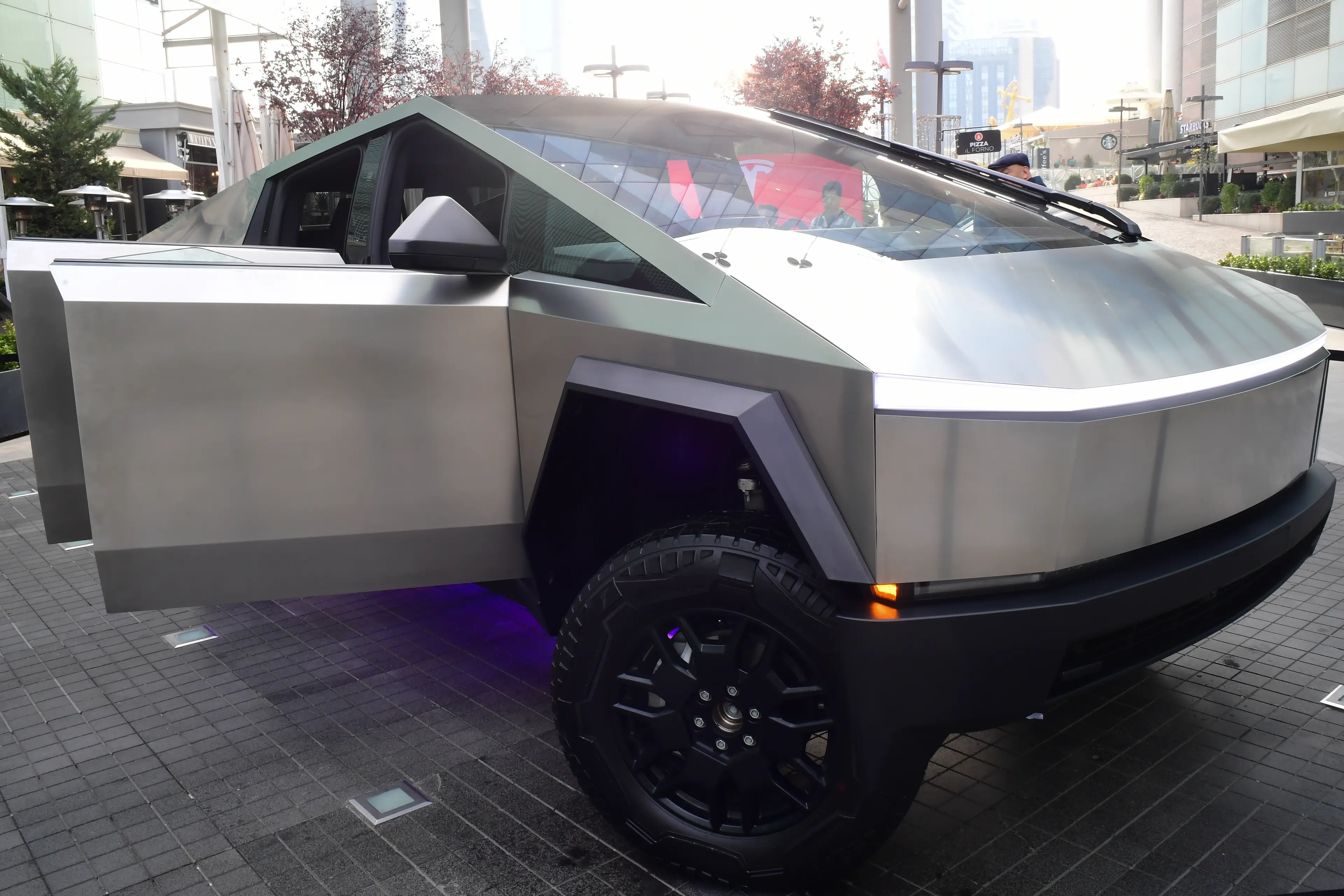 Tesla Cybertrucks have a 'bad design', according to one owner (