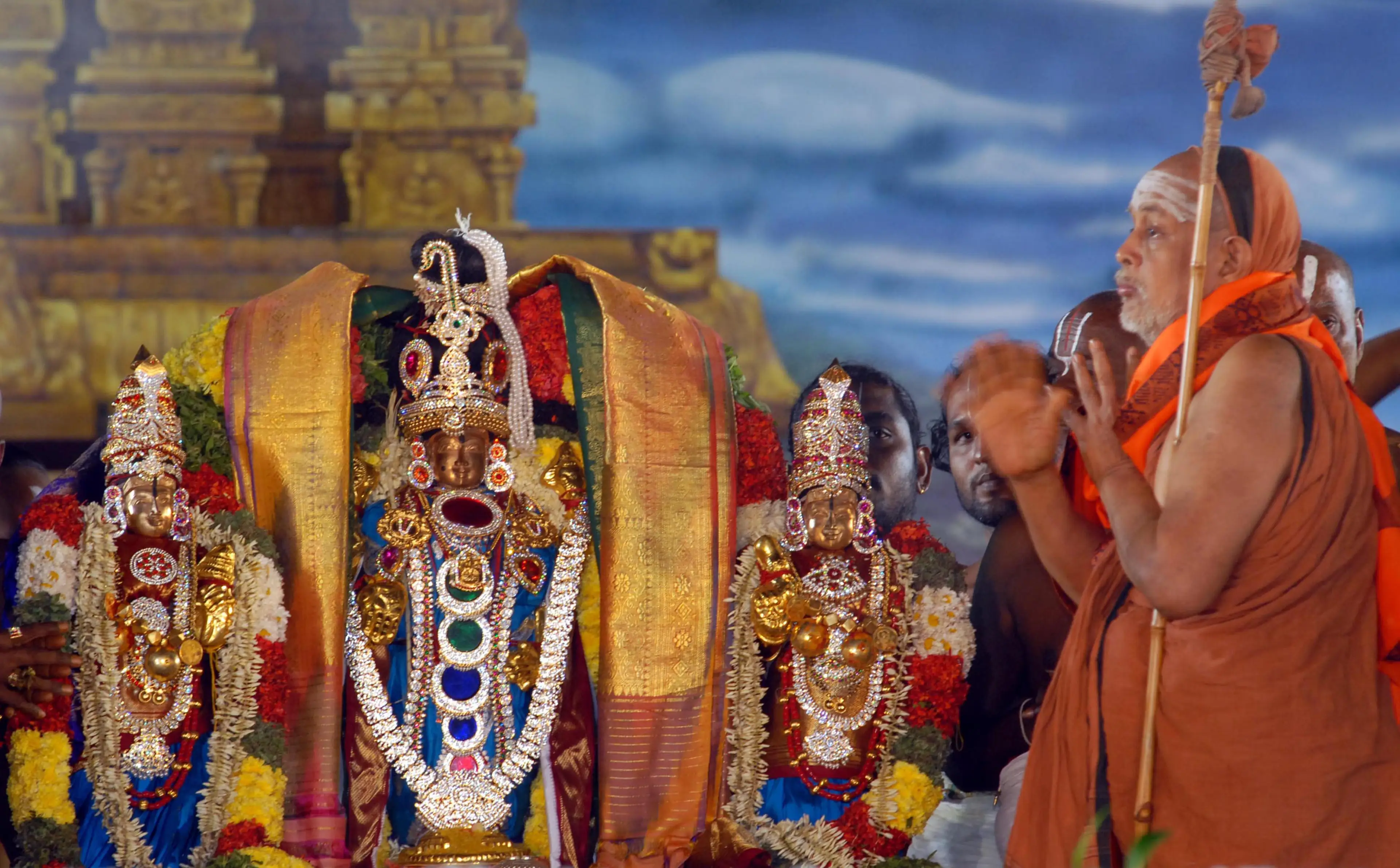 A gang of thieves stole 16 statues from a Hindu temple in India.