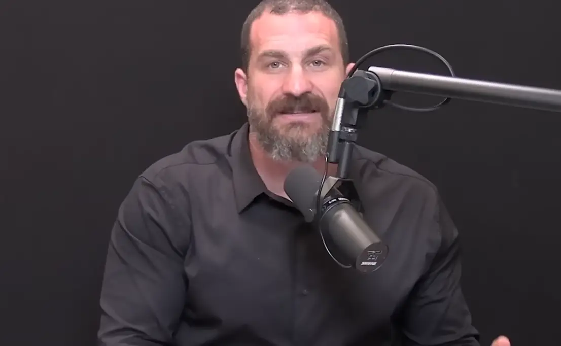 Neurosurgeon Andrew Huberman explained this on his podcast.