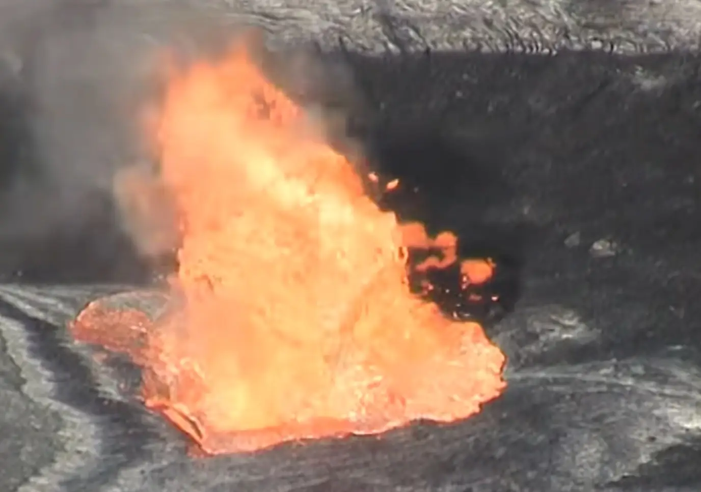 "The hole is much bigger and lava is shooting out of it, let's hope it stops doing that." (Photovolcanica/YouTube)