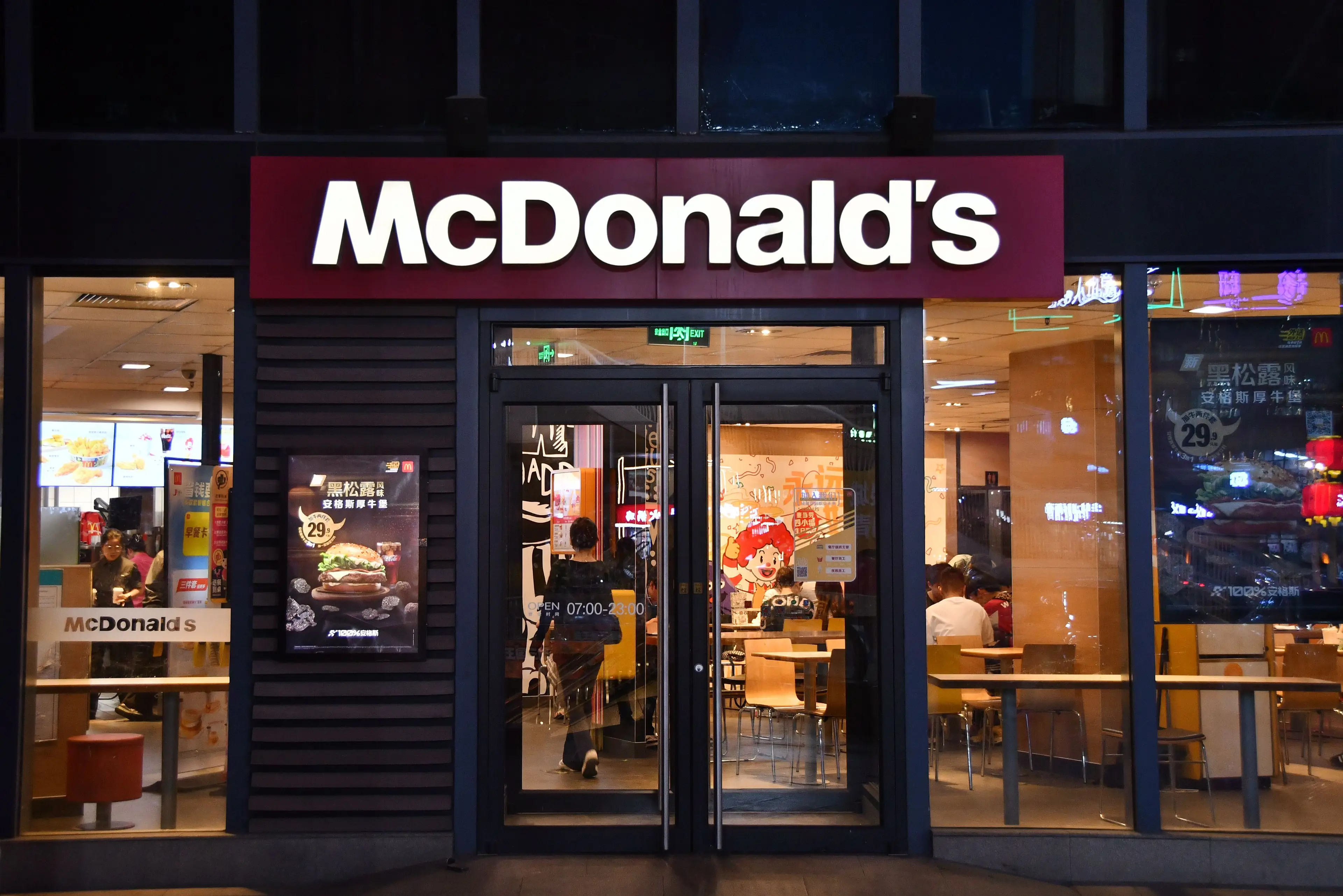 Many people are moving away from eating fast food for financial reasons. (CFOTO/Future Publishing via Getty Images)