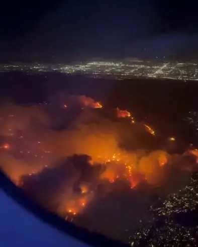 Footage from a plane shows the scale of the devastation across LA (@TONYxTWO/Twitter)