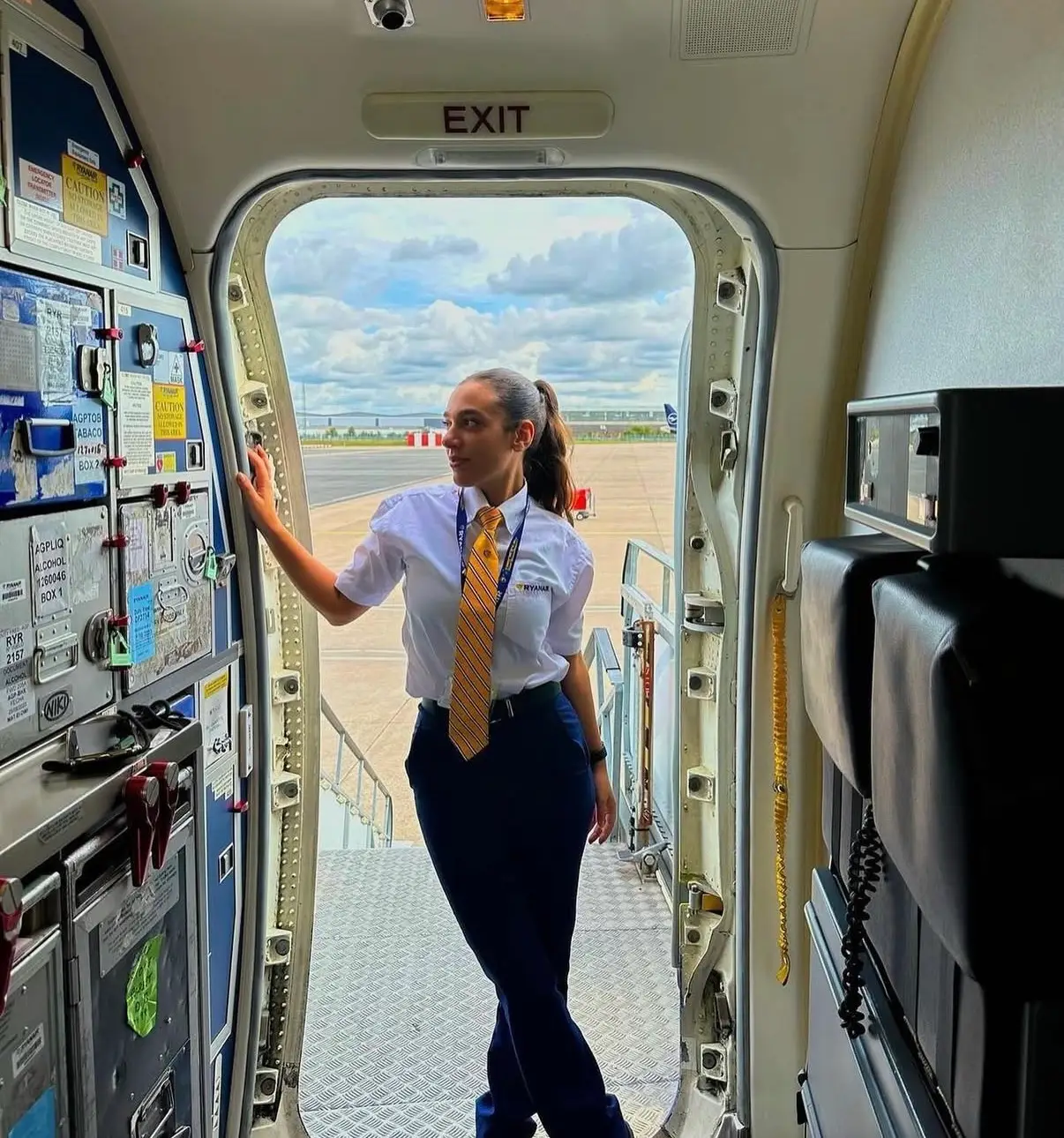 Don't go closing the air vents, the flight attendant warns (@naomi_rtl/Instagram)