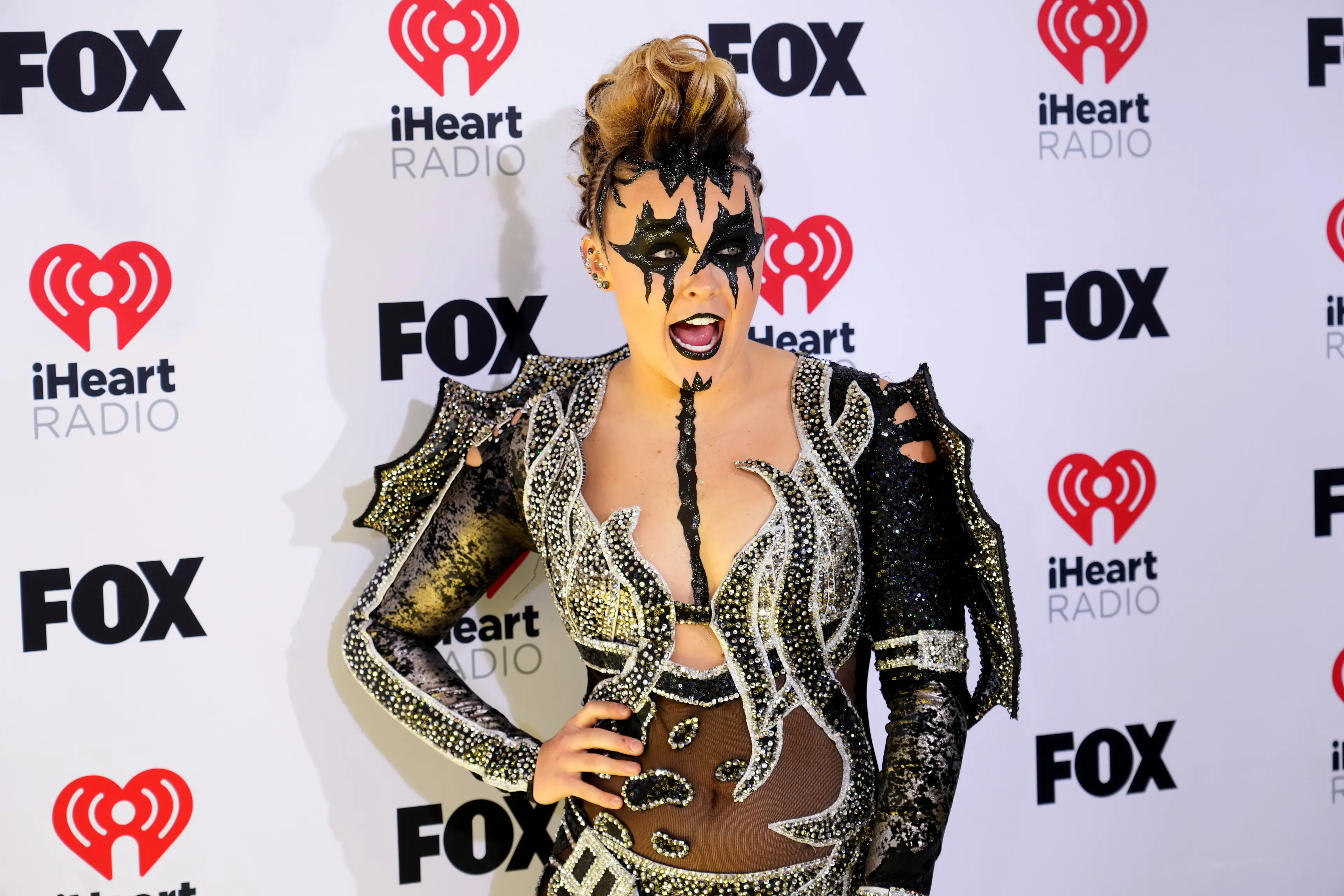 JoJo Siwa debuted a KISS-inspired look at the 2024 iHeartRadio Music Awards.