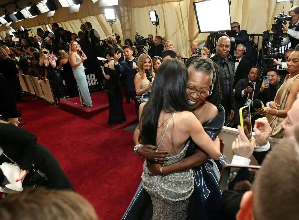 Goldberg embraces Moore on the red carpet of the 97th Academy Awards (VALERIE MACON/AFP via Getty Images)