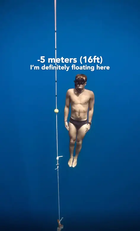 The free diver gradually got lower and lower (Reddit)