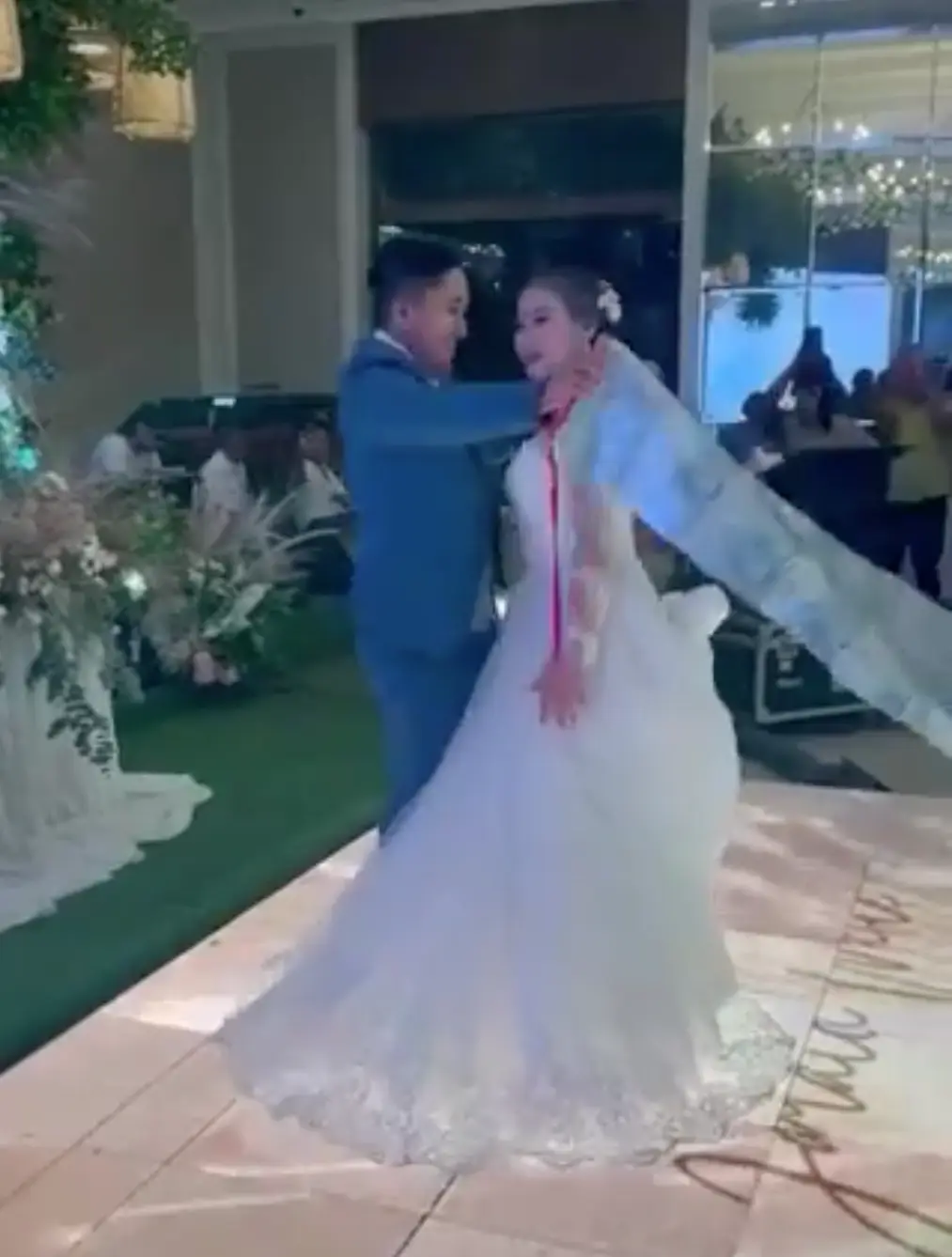 The groom drapes it around the bride's shoulders. (X / @PicturesFoIder)