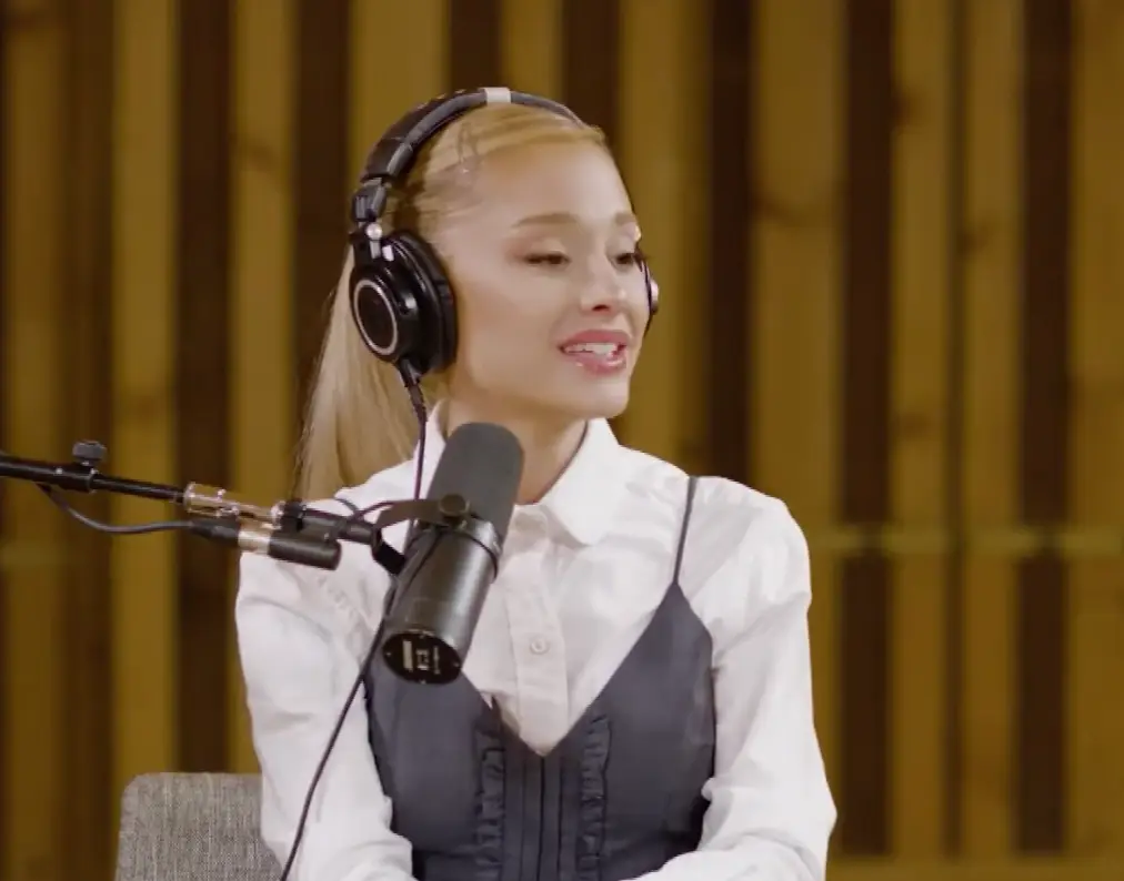 Ariana Grande has recently told the story when she stunned a room full of young fans and parents when she gave her ‘honest answer’ regarding who would be her ideal dream dinner date. (X/Podcrushed/YouTube)