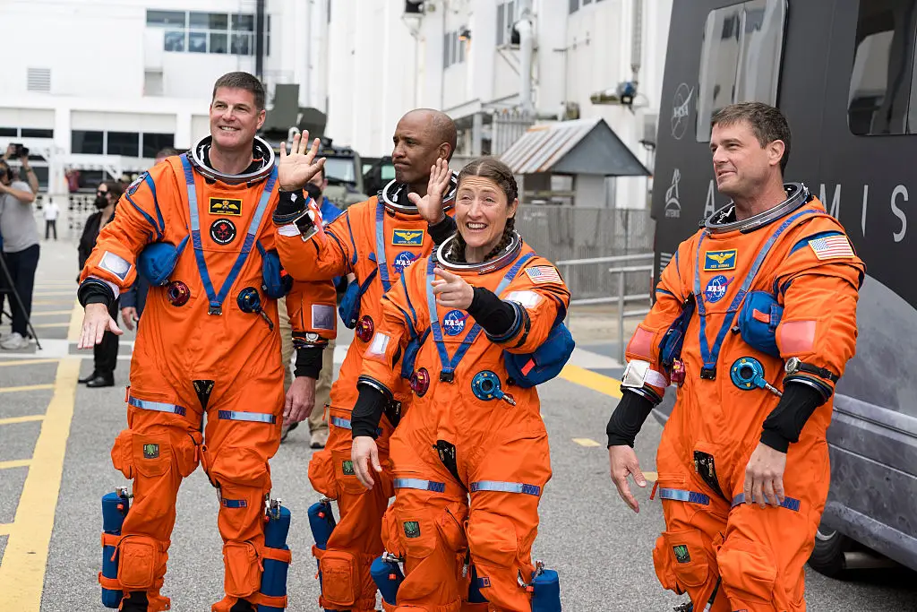 NASA astronauts Reid Wiseman, commander; Christina Koch, mission specialist; Victor Glover, pilot; and CSA (Canadian Space Agency) astronaut Jeremy Hansen, mission specialist wave to family and friends as they prepare to depart (NASA/Getty Images)