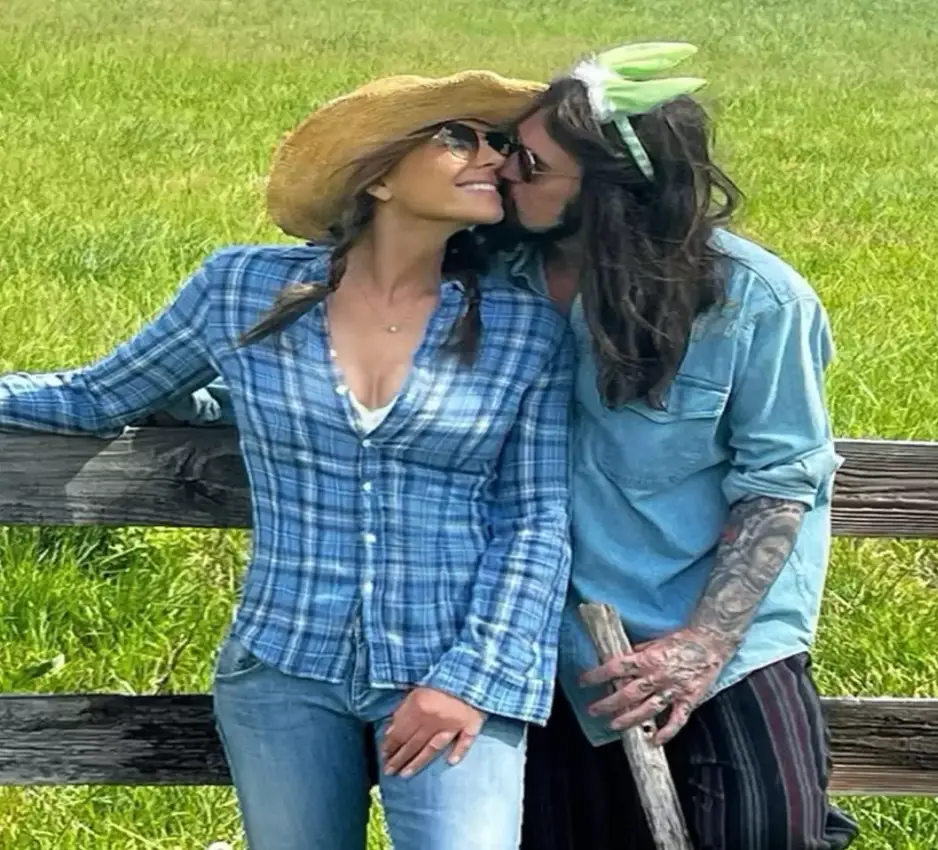 The snap confirmed the romance (Instagram/@elizabethhurley1)