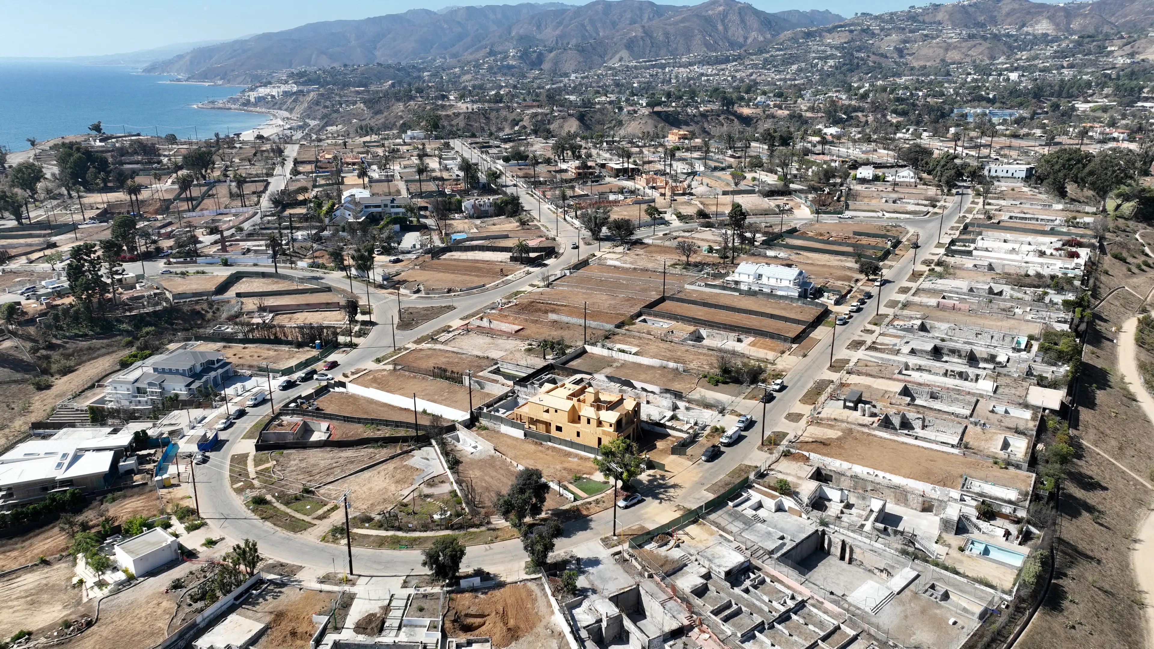 Thousands of homes were destroyed in the fire (Allen J. Schaben / Los Angeles Times via Getty Images)