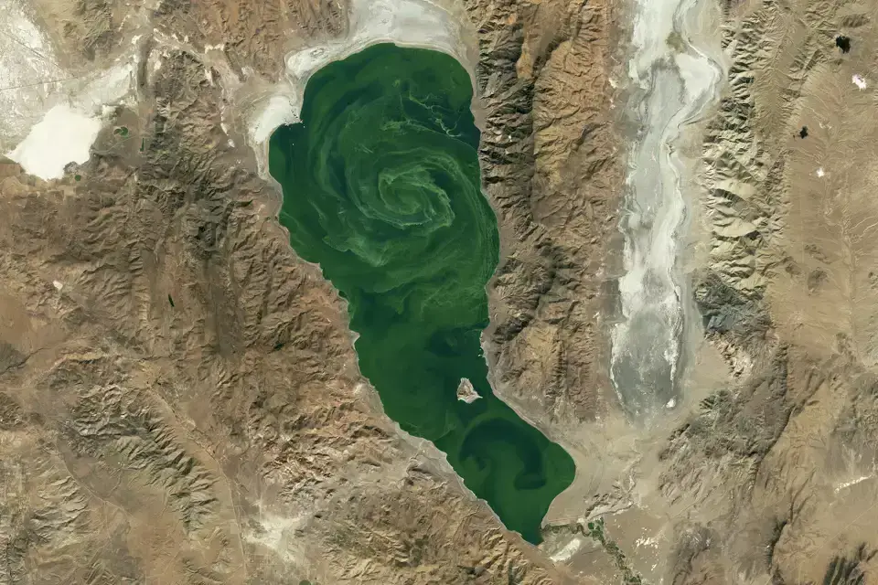 Pyramid Lake can be seen in pretty much a green color from space (NASA Earth Observatory, U.S. Geological Survey)