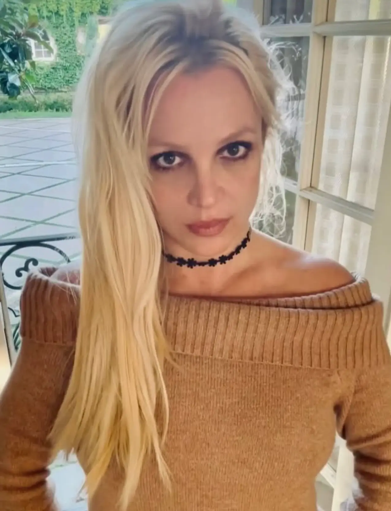 Britney Spears was issued a warning by cops for her in-flight behavior after she violated federal aviation regulations (Instagram/britneyspears)
