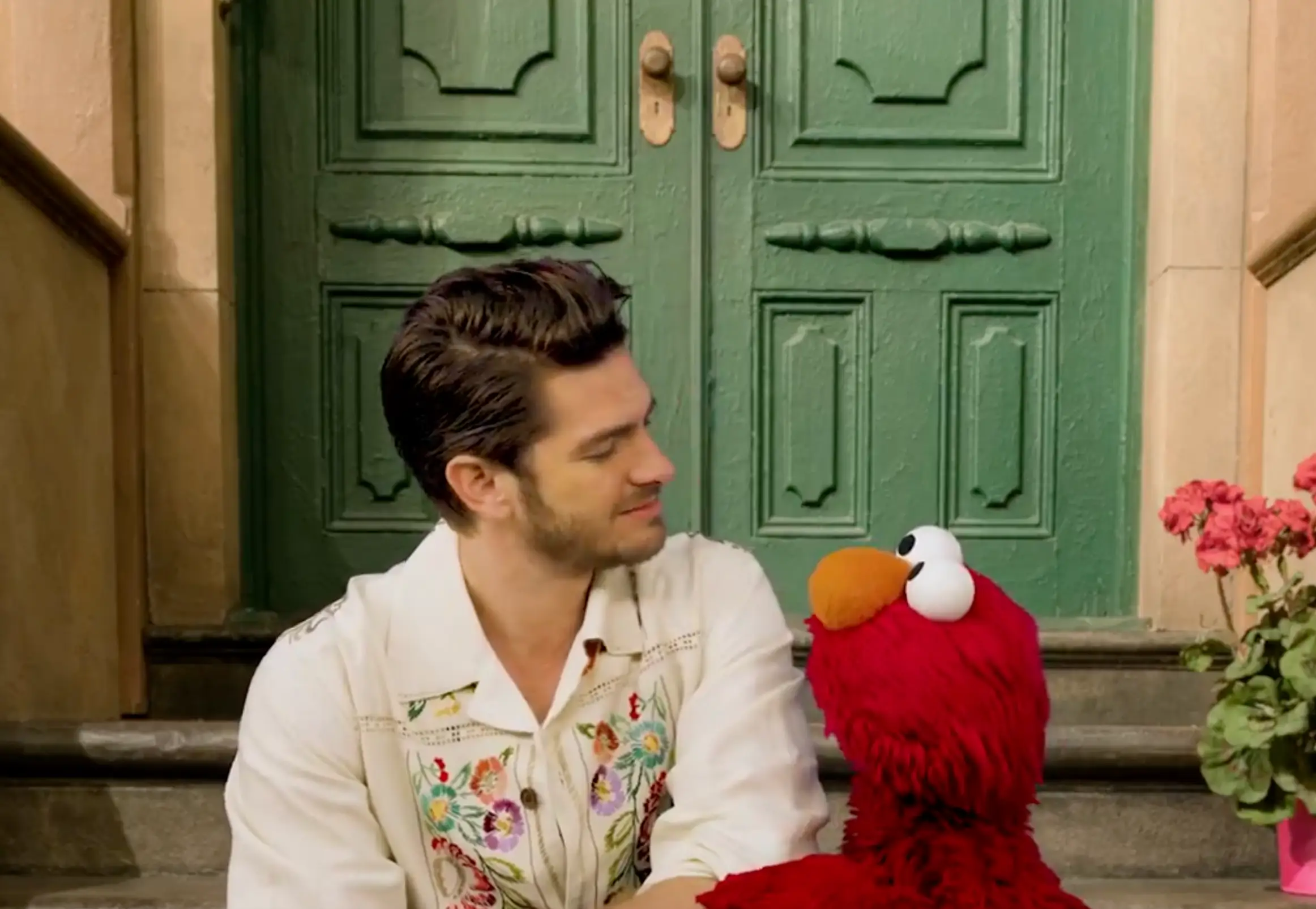 Andrew Garfield and Elmo had an important conversation on grief. (Twitter/Elmo)