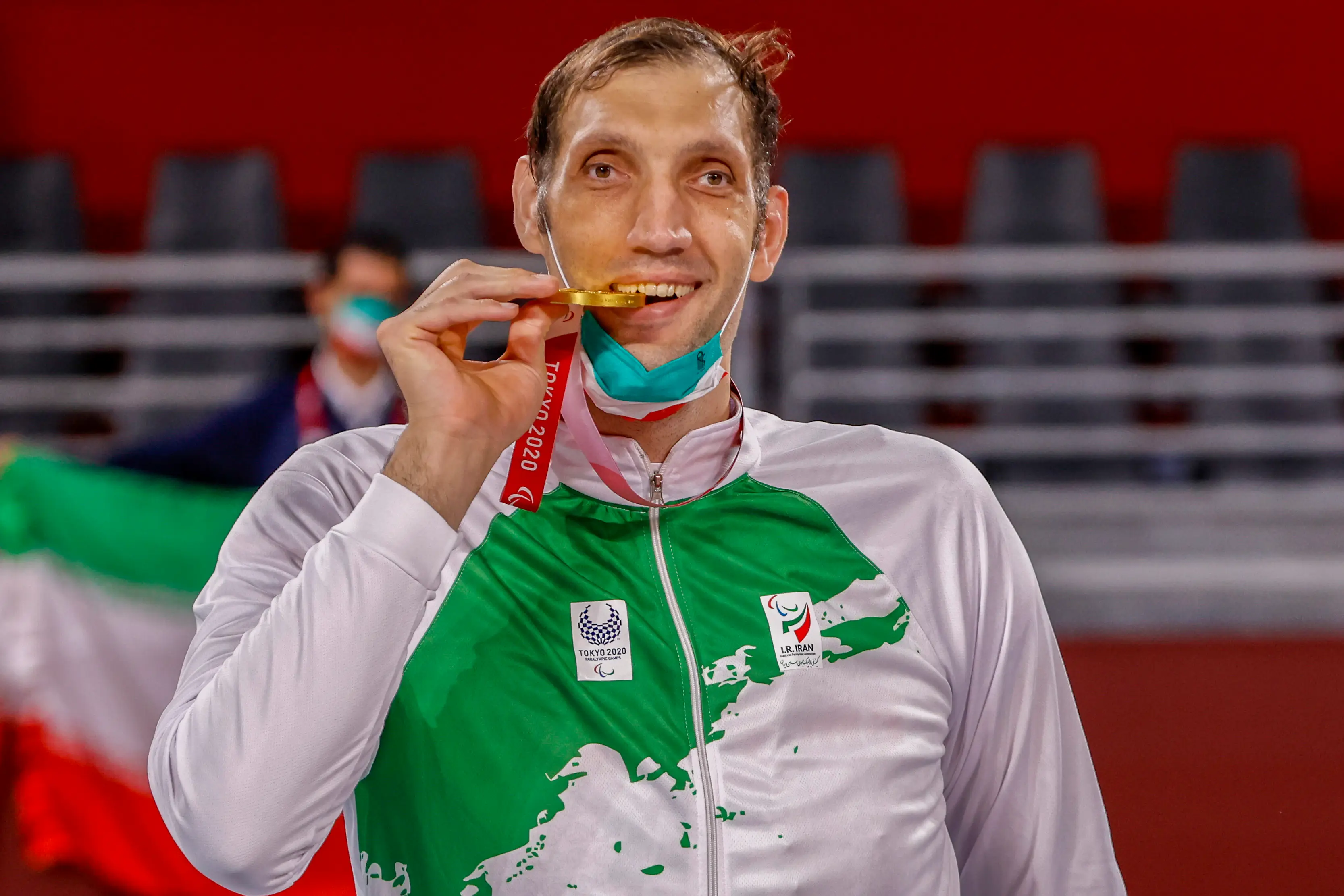 Mehrzad giving his gold medal the obligatory bite after claiming victory in Tokyo in 2020 (Tasos Katopodis/Getty Images)
