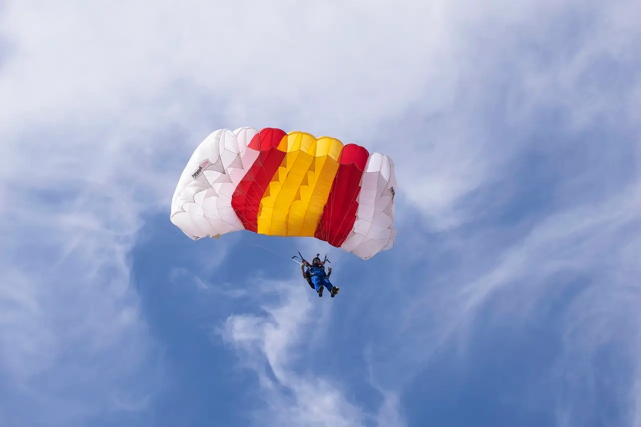 Sky diving is scary at the best of times (Pixabay)