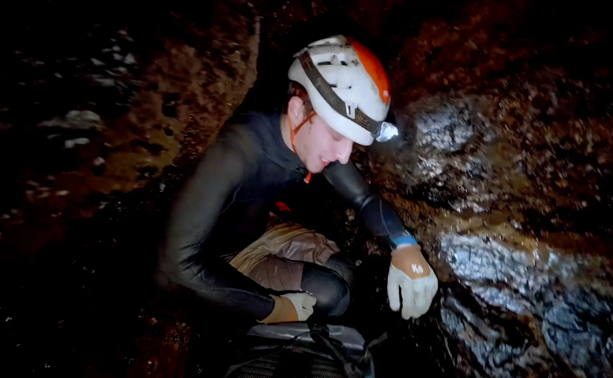 The knee-wrecker crawl is considered one of the hardest parts of the descent. (Magnus Midtbø/YouTube)