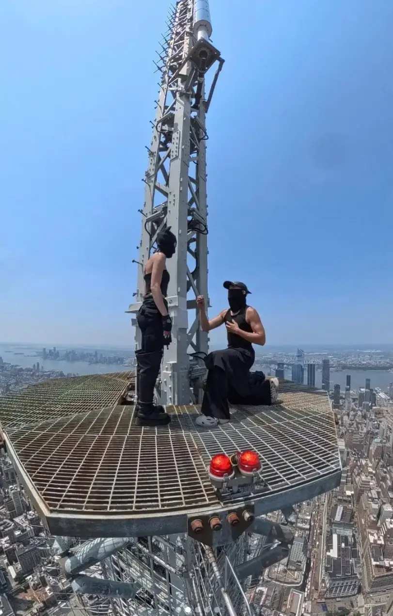 The couple went to great lengths for their unorthodox proposal (angela_nikolau / instagram)