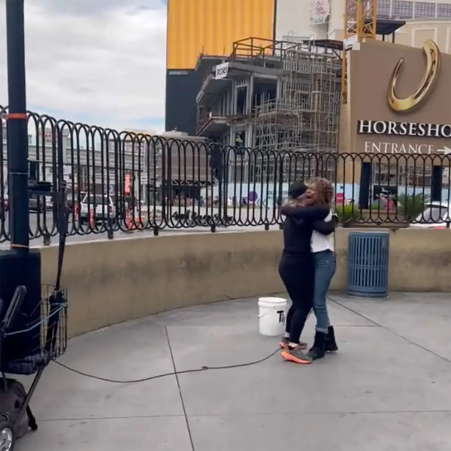 The talented street musician had no other it was Kelly Clarkson singing with her.