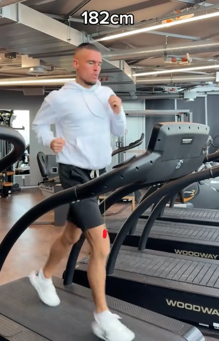 Leon running on the treadmill after adding 10.5cm to his height (TikTok/le_tremba)