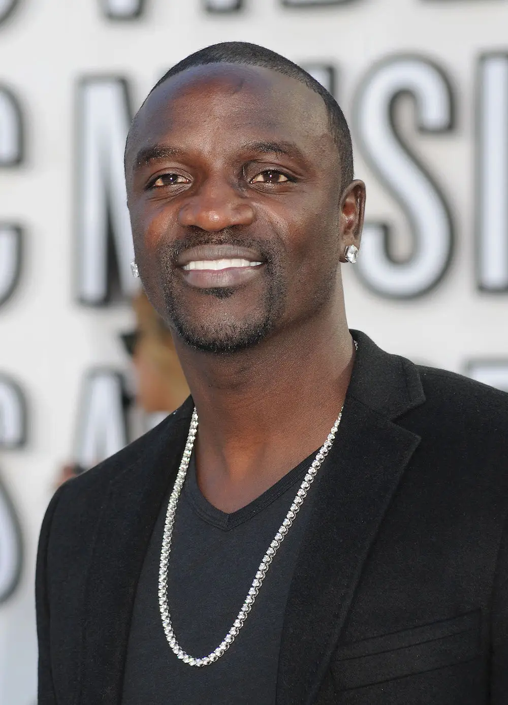Akon told people to focus on helping to solve the problem rather than criticising others' ideas.