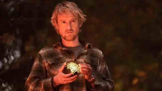 The film tells the story of a kid who discovers the secret headquarters of a superhero.