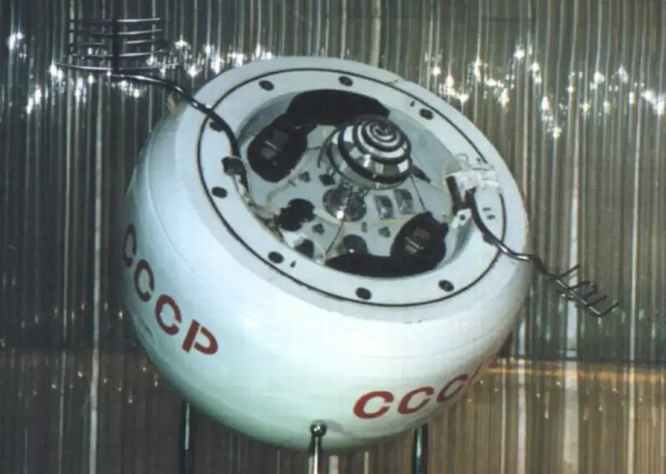 A replica of the satellite set to crash down to Earth (Planet 4589)