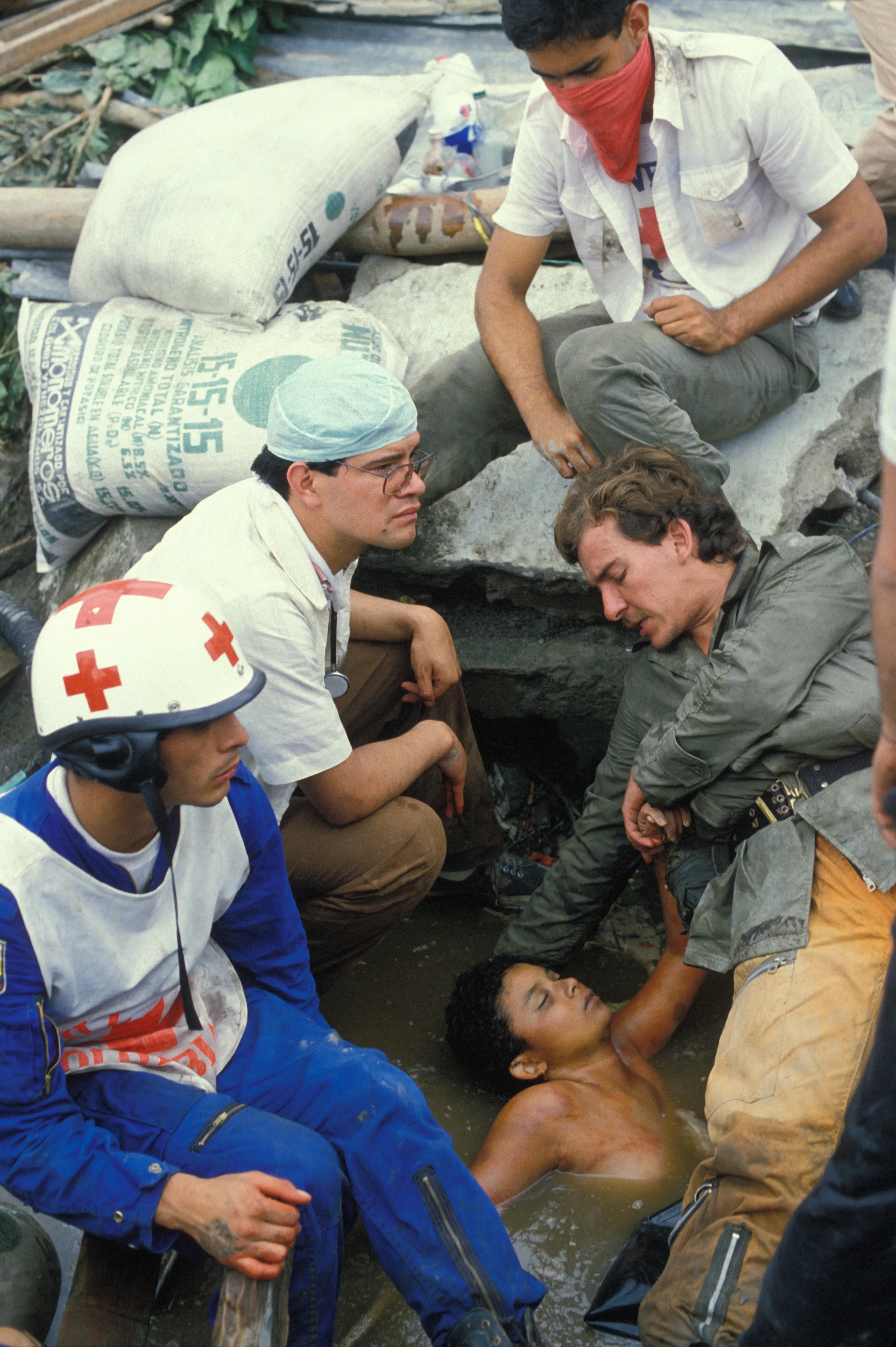 Rescue attempt of Omayra who was pinned underwater by concrete and debris following the landslide. (Pool BOUVET/DUCLOS/HIRES/Gamma-Rapho via Getty Images)