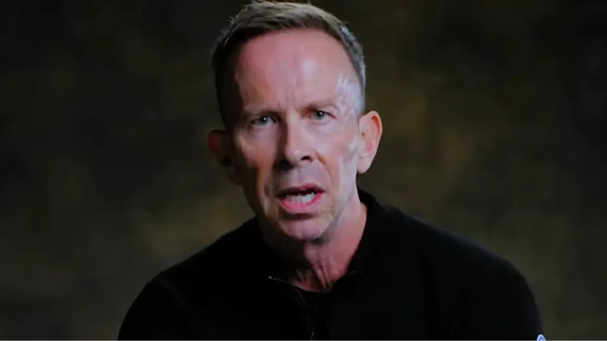 Expert explains why celebrity bodyguards flash torches when they’re out in public