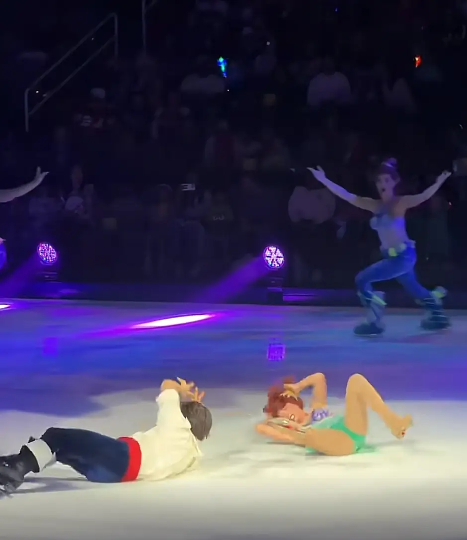 The woman dressed as Ariel was seen briefly holding her head after the fall (TikTok/@planoplaysgamestiktok)