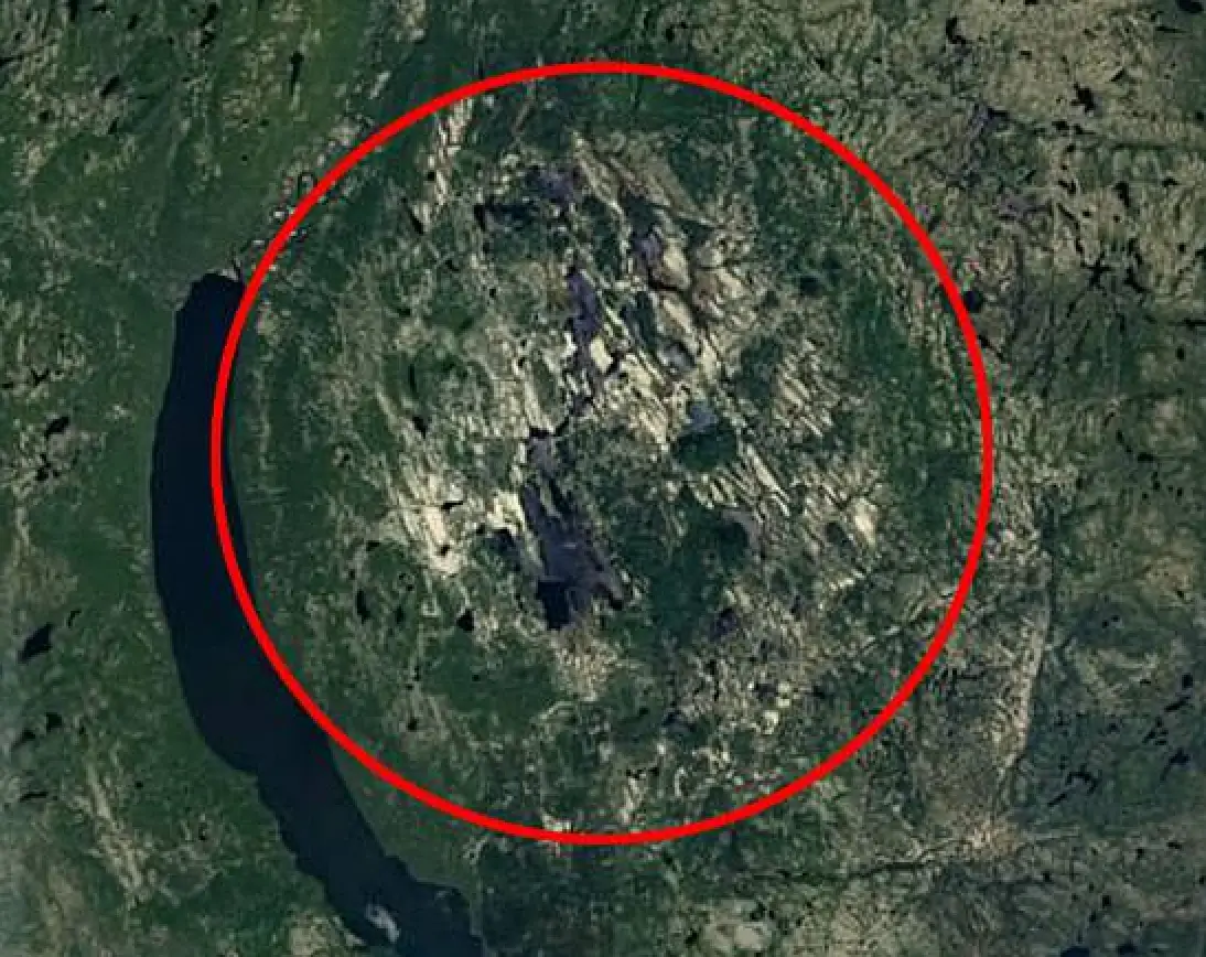 The outline of the crater (Google Earth)