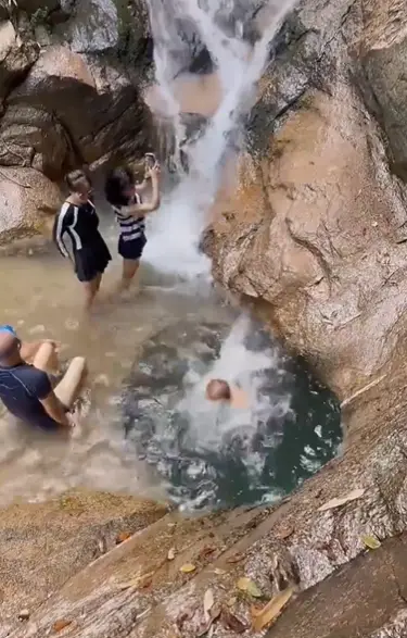 The man jumped into the water but didn't resurface. (Twitter/@PicturesFoIder)