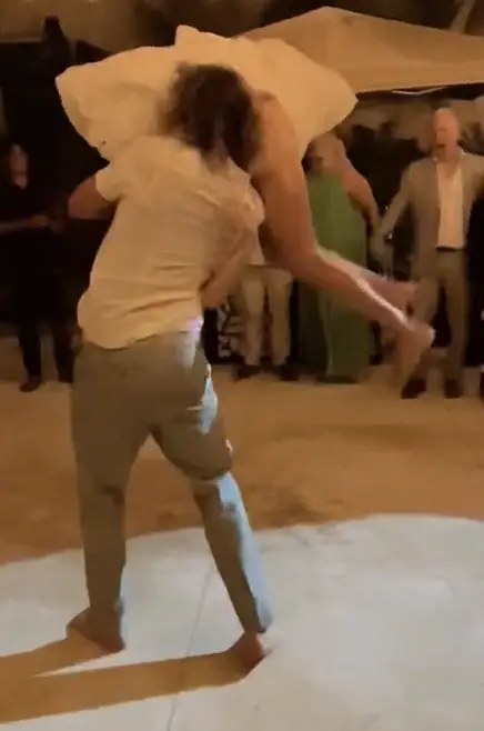 She flashed her guests. (TikTok/@amandascheller)