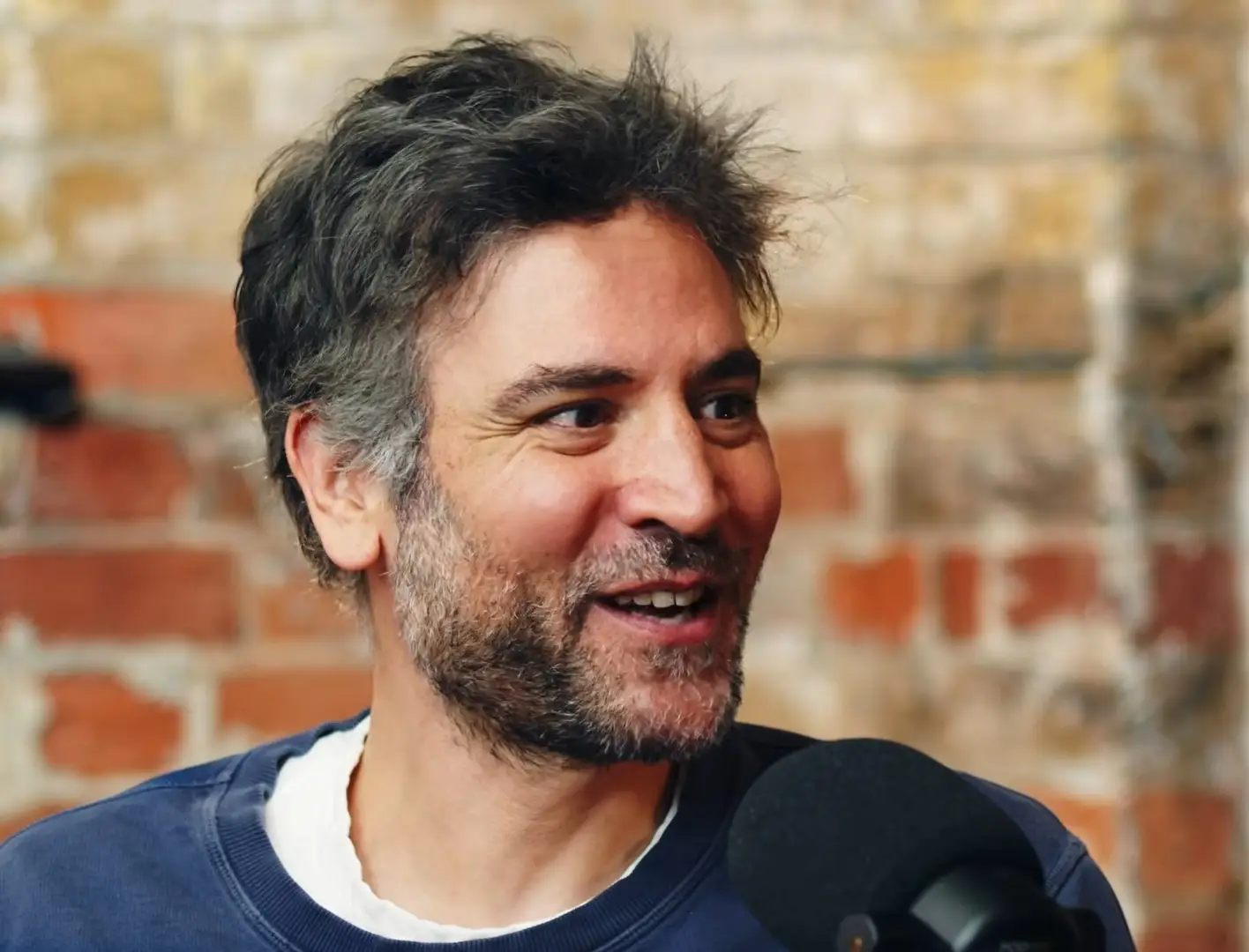 Radnor insists there's no drama, and still shares occasional contact with several of his former co-stars (YouTube/Half the Picture)