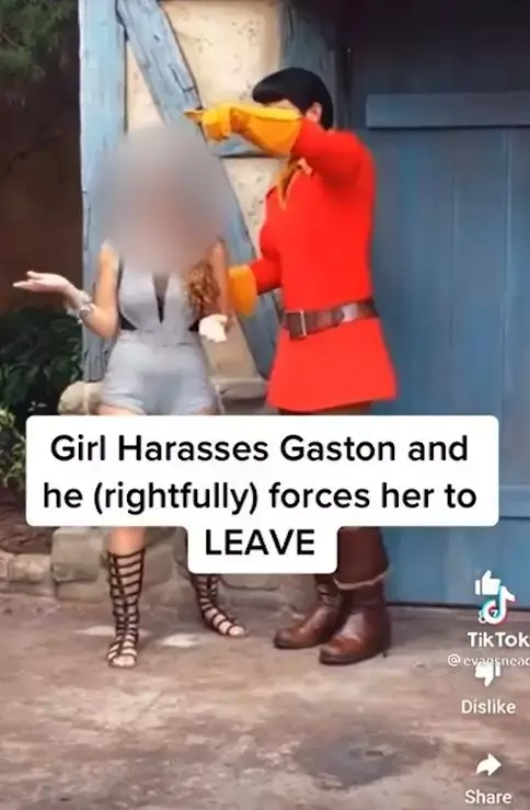 The performer ordered her to leave. (TikTok/@evansnead/Reddit)