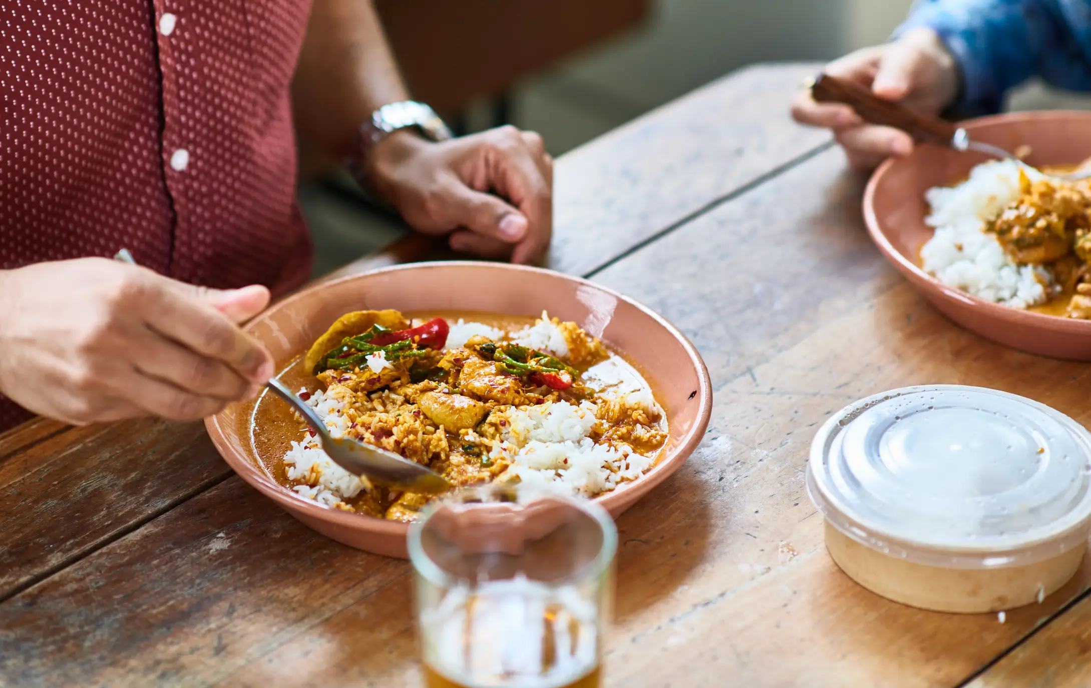 Spicy food, like curry, can increase heartburn when eaten before bed (Getty stock images)
