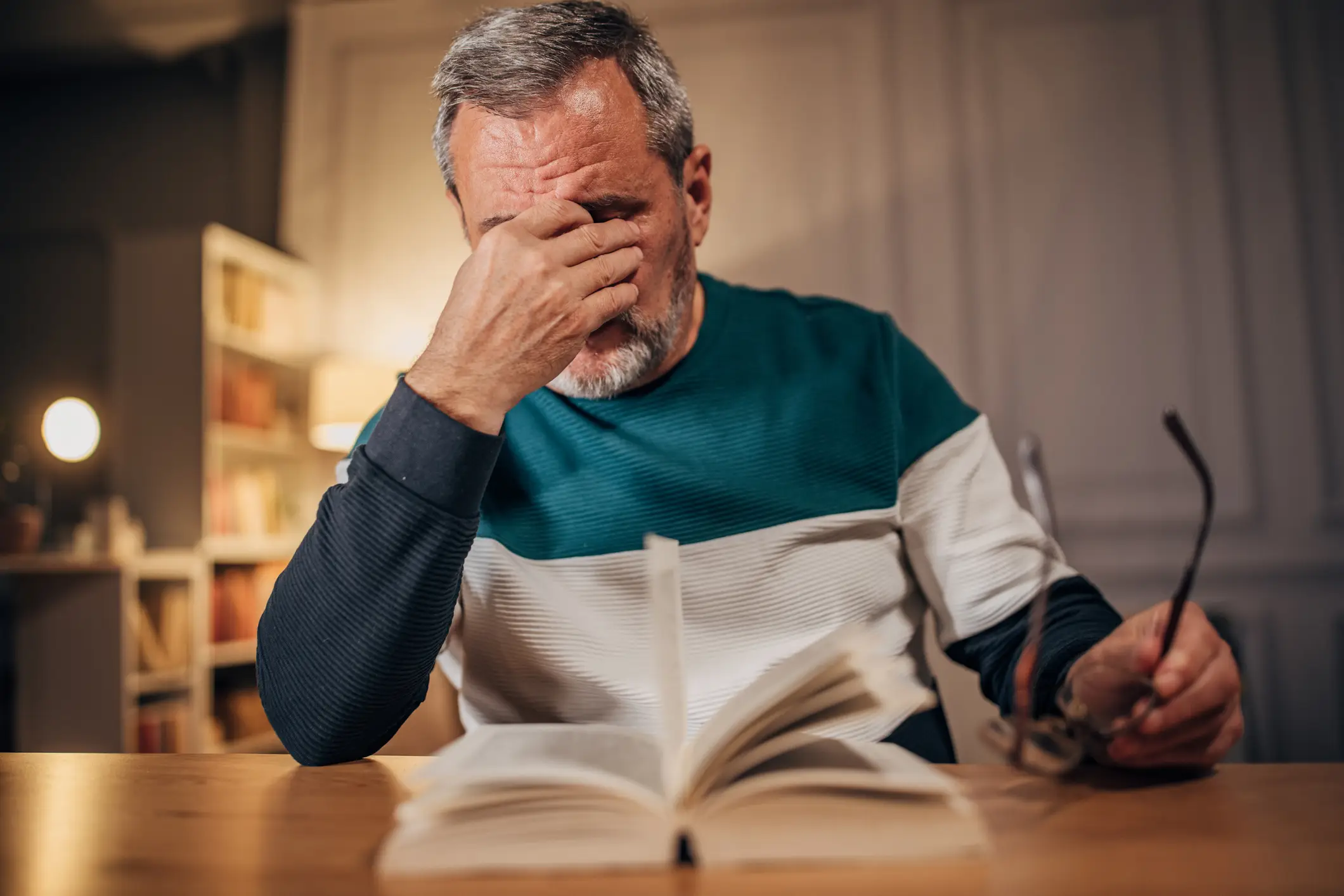 Someone suddenly struggling to read might be an early sign of LBD (Getty Stock)