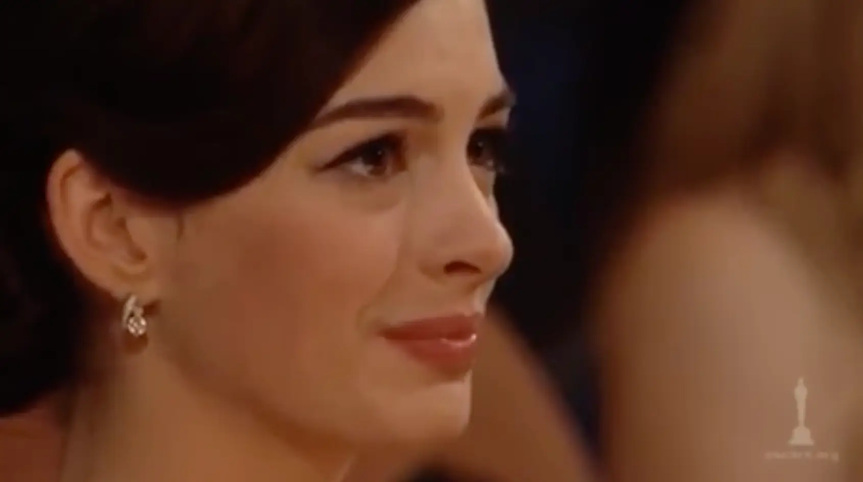Anne Hathaway appeared emotional during Heath Ledger's family speeches (Oscars)