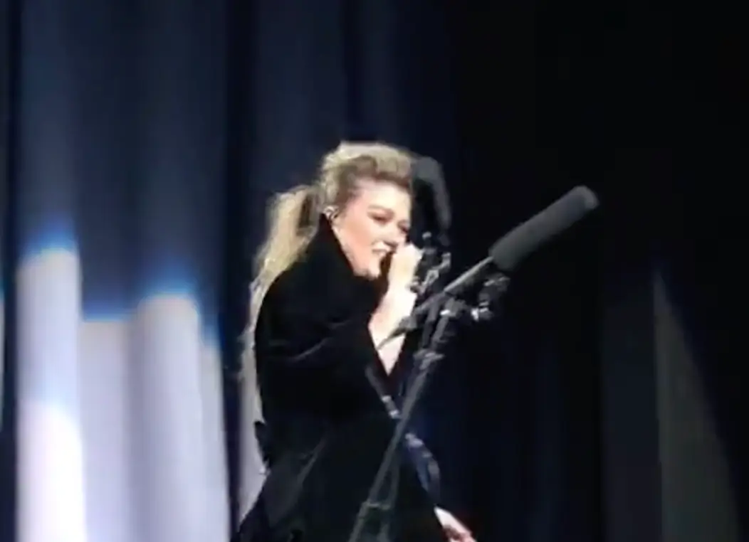 The singer could be seen laughing when she responded to the fan.