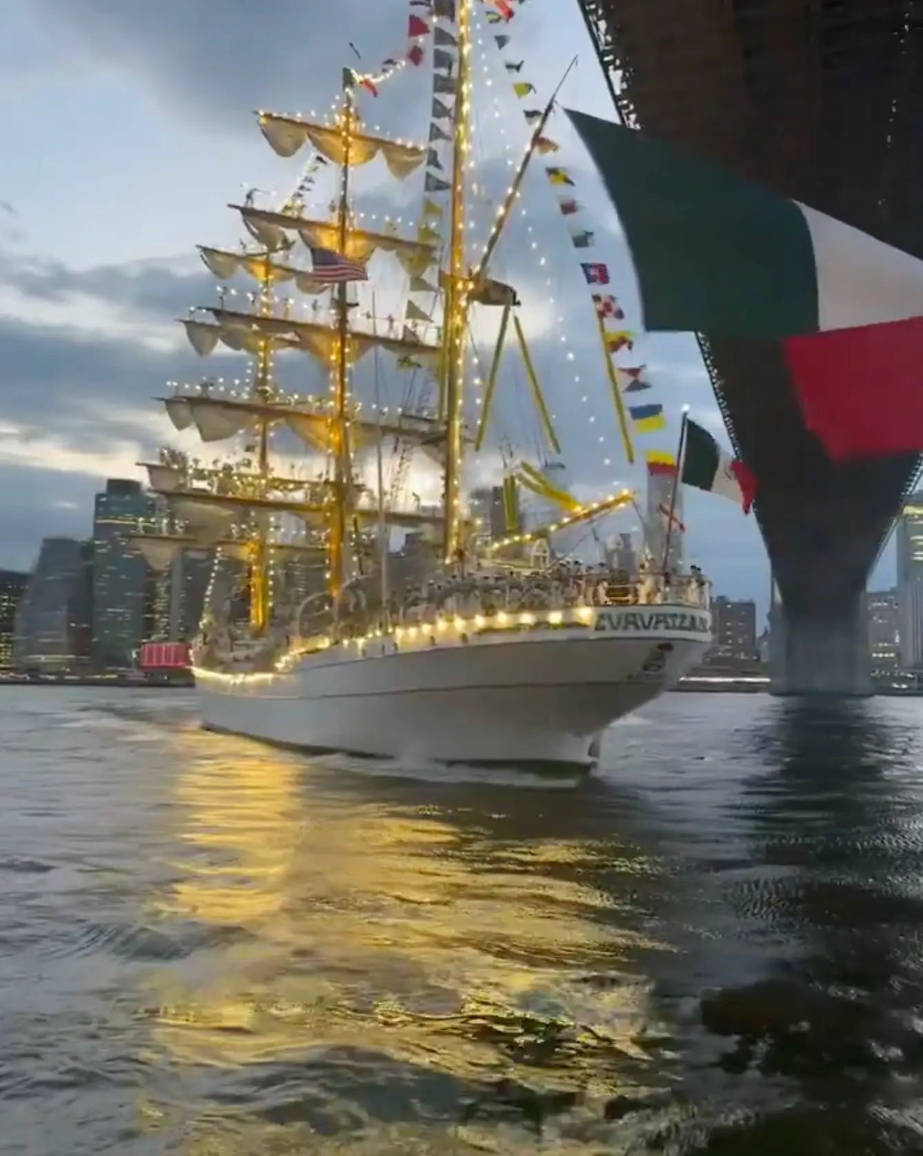 Onlookers caught the horrifying moment on camera (Twitter/@SammmSparks)