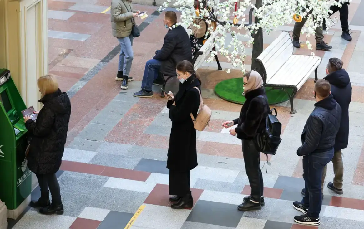 Queues in Moscow for ATM (Alamy)